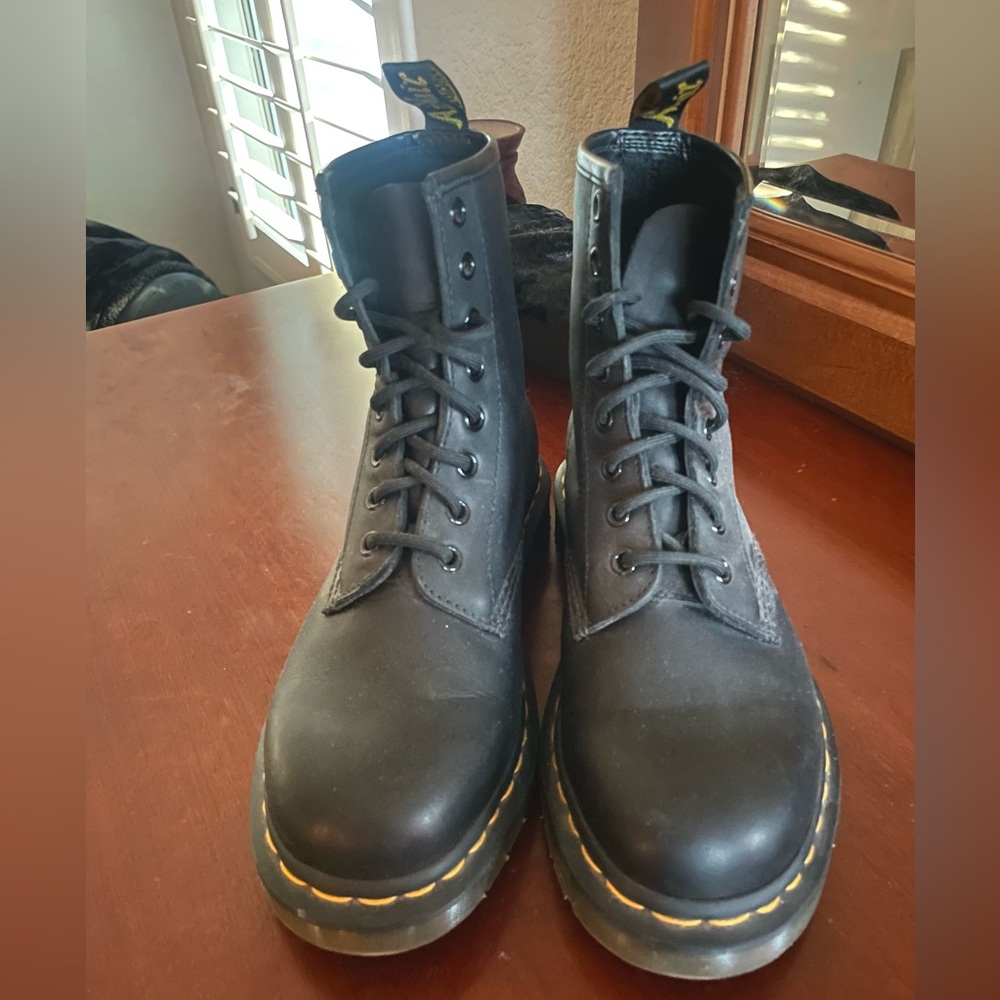 Size 6 1460 “greasy leather” black Dr. (doc) martens lace up boots